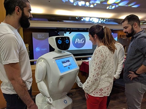 Dubô - Robô modelo Promobot V2 trabalhando com a P&G