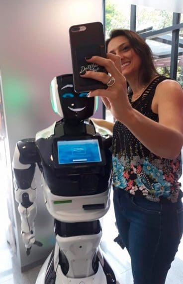 Umbô - Robô tirando selfie