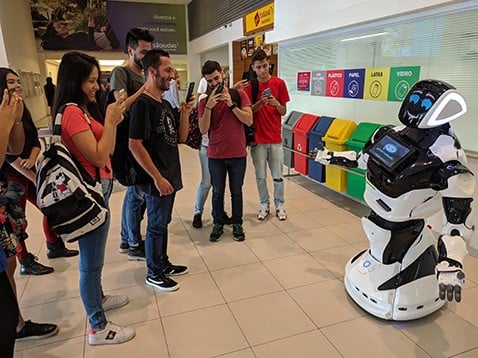 Umbô - Robô Promobot V4 interagindo com universitários